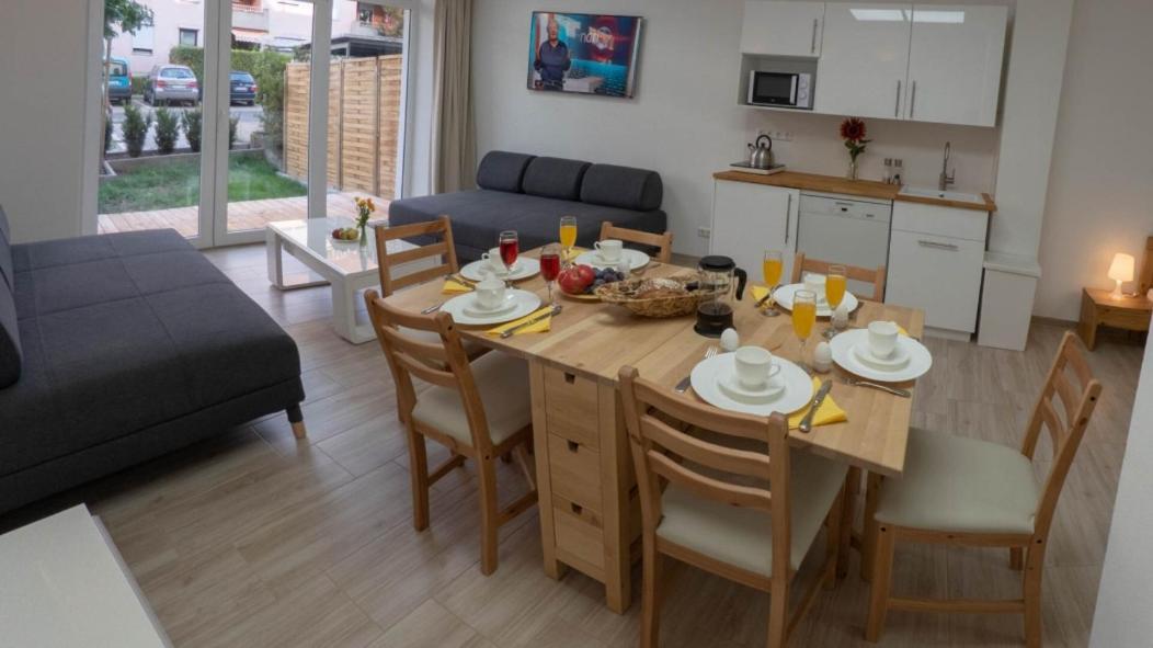 Eleonoras Ferienwohnung In Wuerzburg Stadt Mit Terrasse Im Erdgeschoss Inklusive Eigenen Parkplaetzen Vor Der Tuer Экстерьер фото